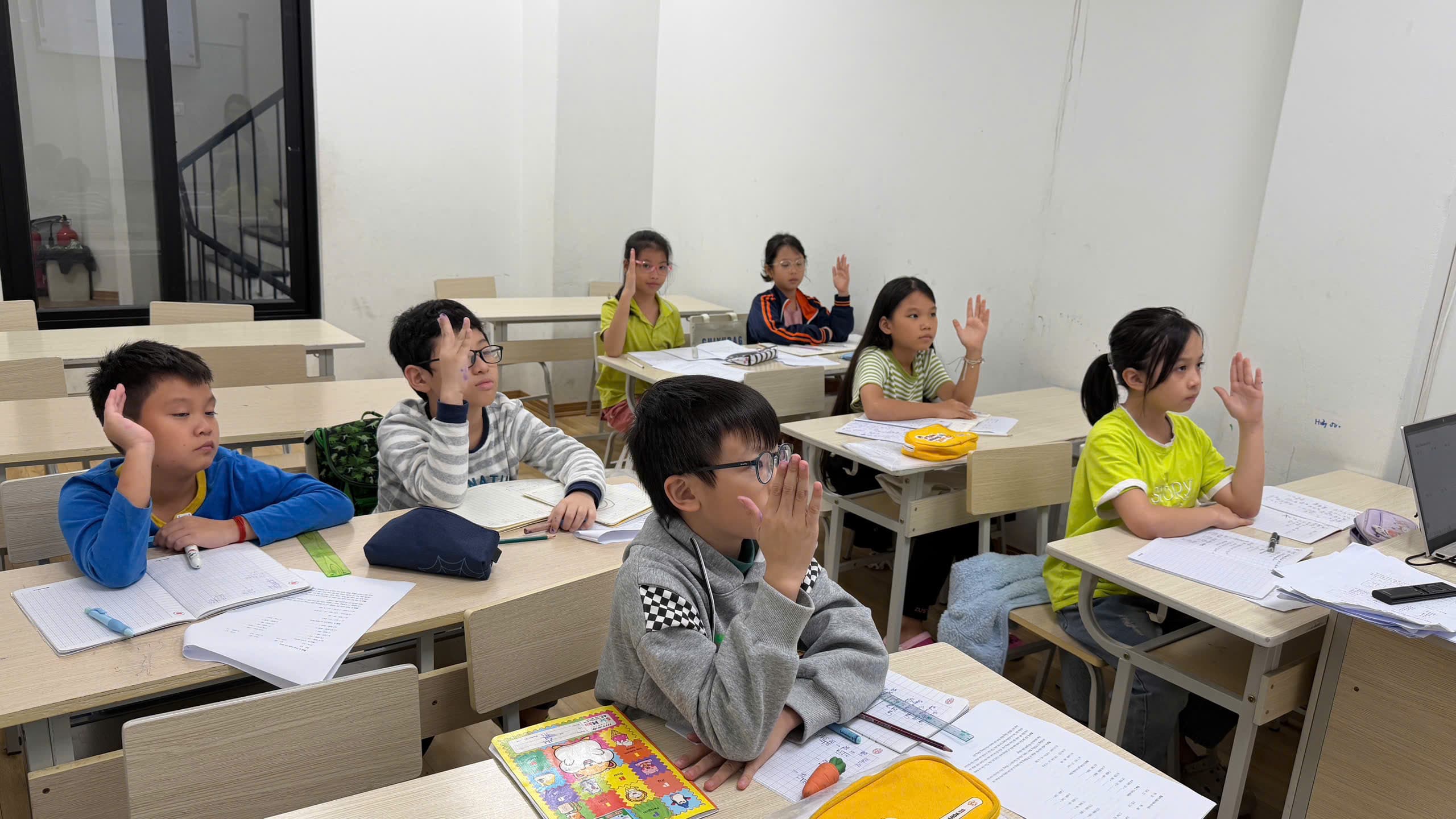 Học sinh hào hứng giơ tay phát biểu trong giờ học tại TCT Education