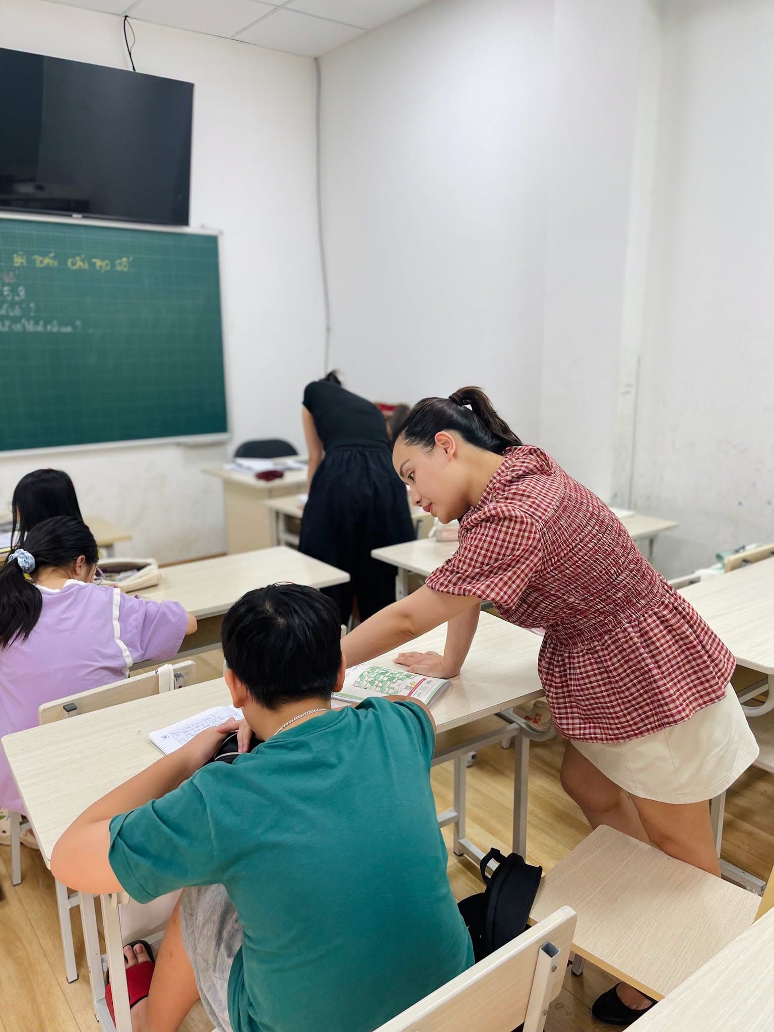 Giáo viên TCT Education hướng dẫn trực tiếp học sinh trong giờ học