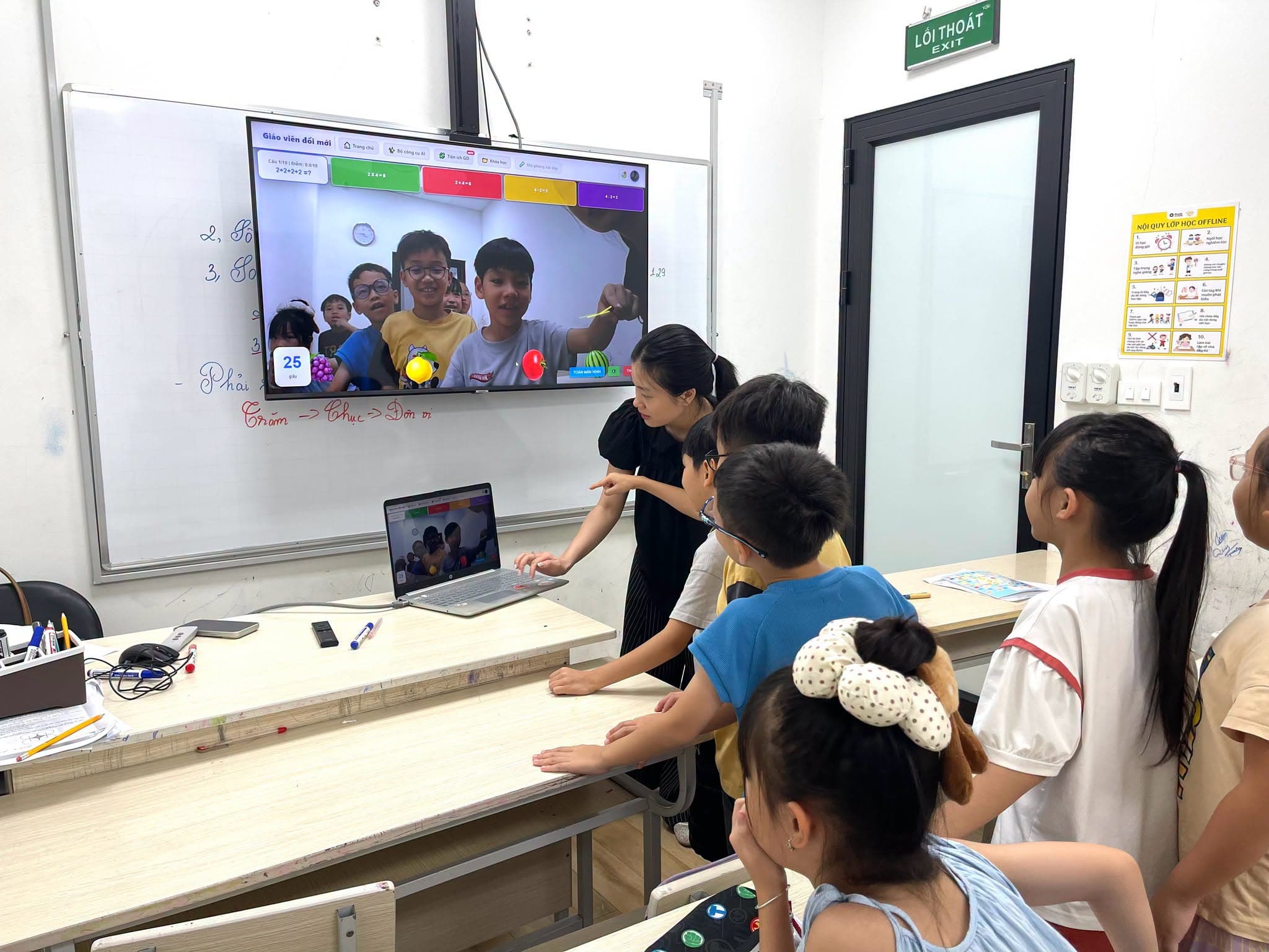 Học sinh tham gia lớp học kết hợp online và offline tại TCT Education