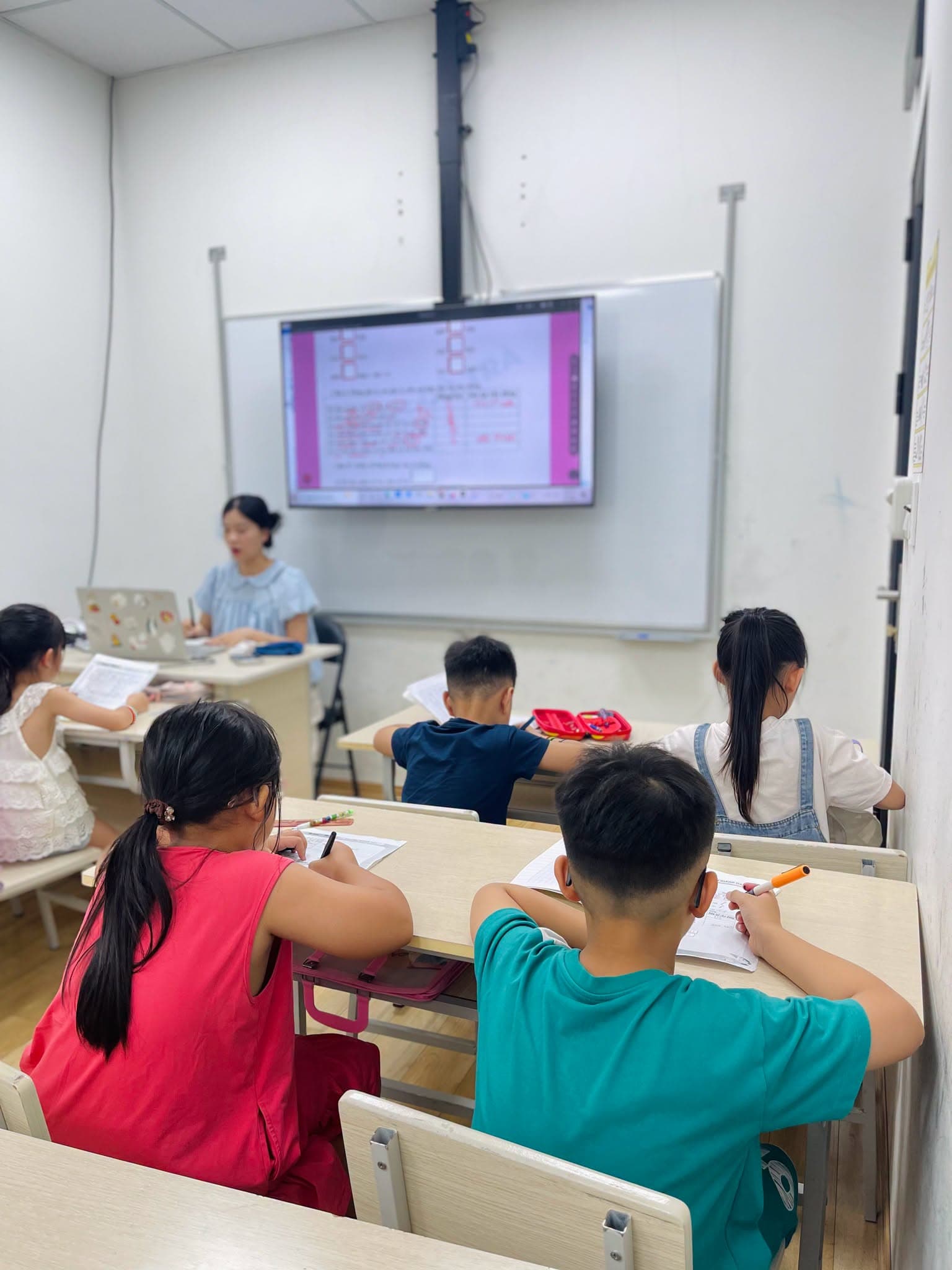 Học sinh học Toán qua màn hình tương tác tại TCT Education