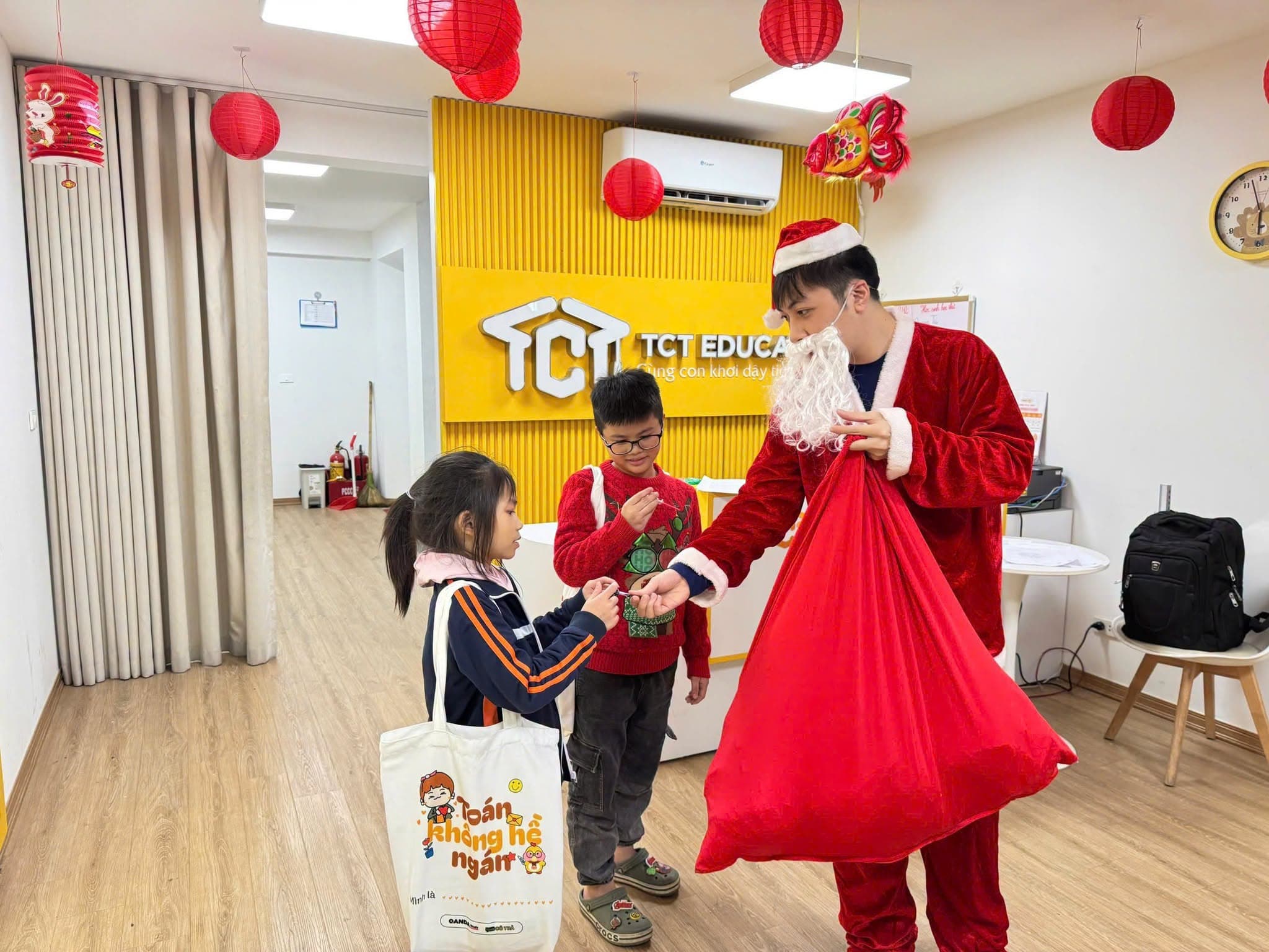 Học sinh TCT Education vui Giáng sinh cùng ông già Noel tại trung tâm